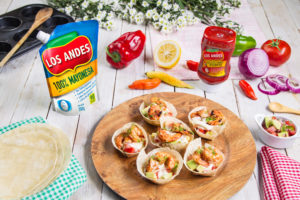 foto de plato con 6 canastas de camarón preparadas con salsa de tomate picante los andes y mayonesa los andes